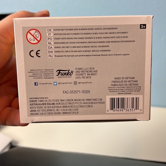 Funko Pop Captain Marvel 433 Target Exclusive GITD with Pop Protector - Picture 6 of 7